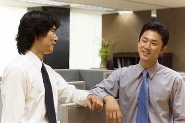 梦见男同事对自己笑