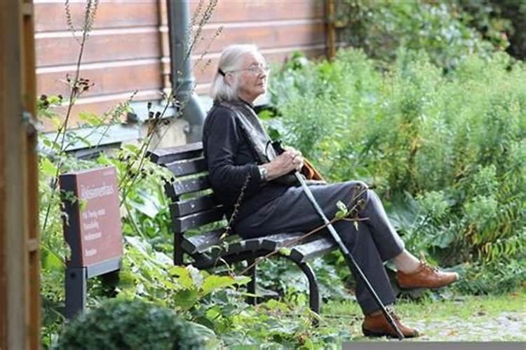 梦到死去的奶奶下葬