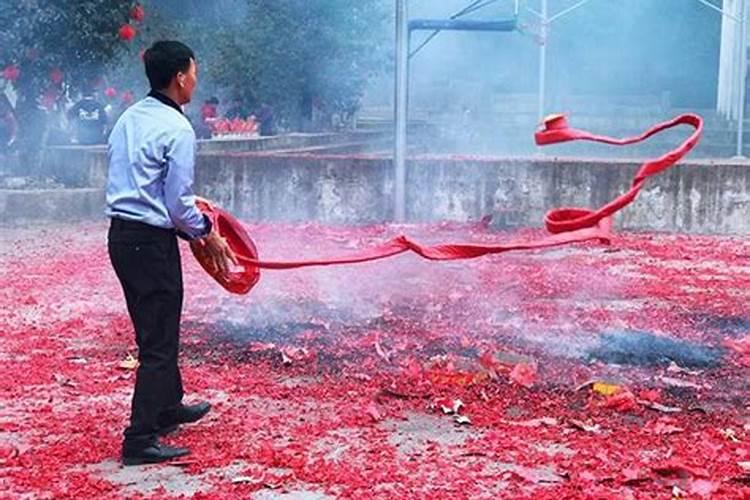 正月初二开业几点放炮？