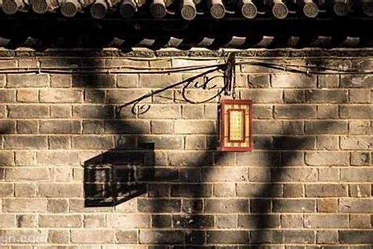 梦见陌生的地方很多人？