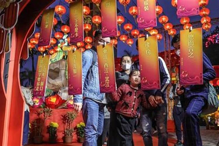 正月十五禁忌穿黑白色吗？