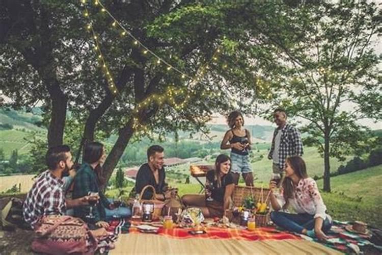 梦见爱人生孩子并请客吃饭好不好？