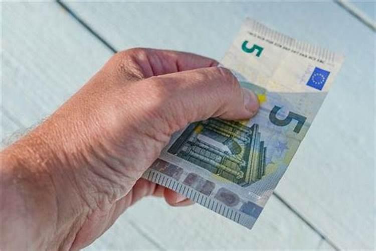 梦见爸爸拿钱给我是什么意思啊？