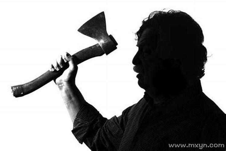梦见爸爸拿斧子砍别人