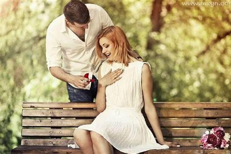 梦见前男友找我复合什么预兆？