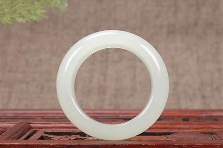 冲太岁应该买什么玉？