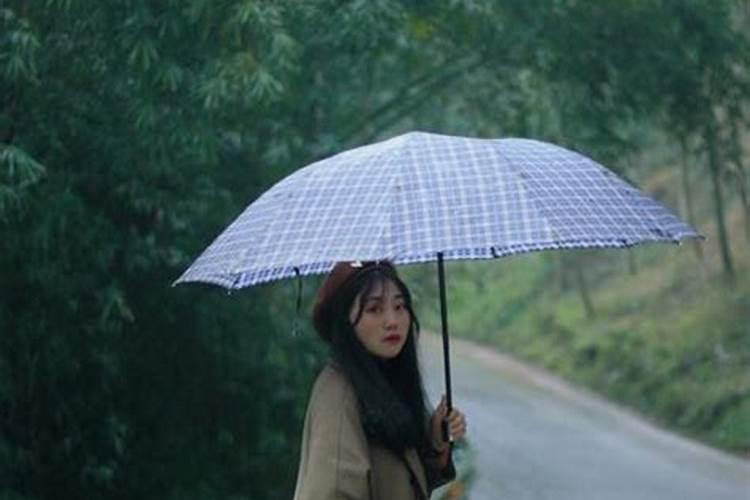 梦见给别人撑伞自己淋雨