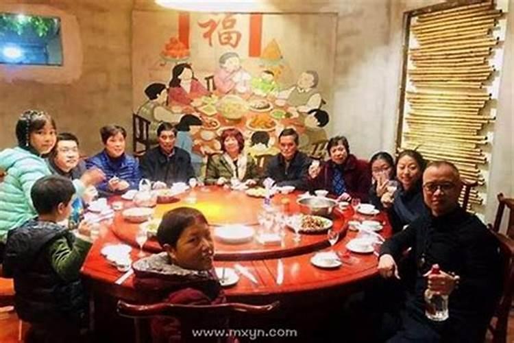 梦见好多亲人聚在一起吃饭？