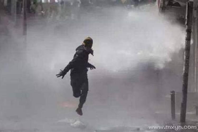 梦见被人追赶拼命逃跑是什么意思？