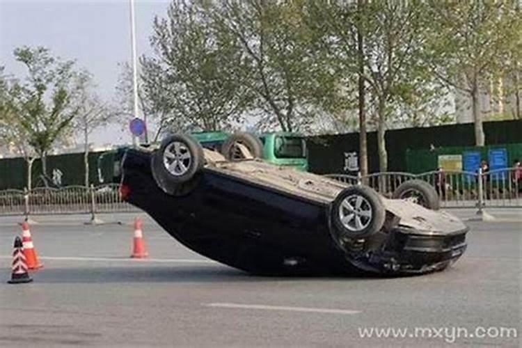 梦见车翻了自己没事是什么预兆？