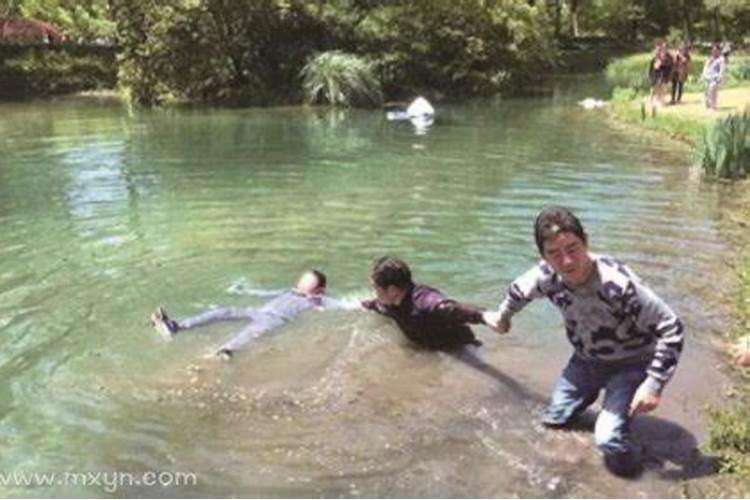 梦见儿子掉水里被救起来了