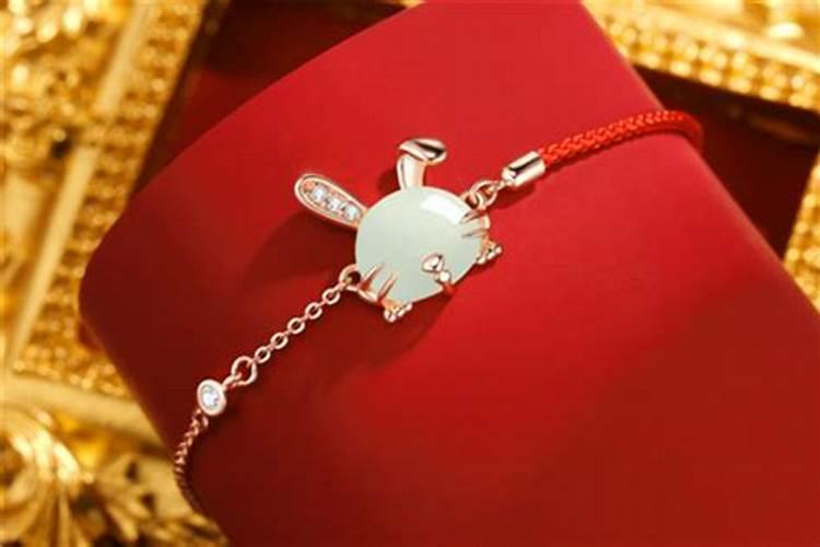 属兔本命年应该佩戴些什么饰品？