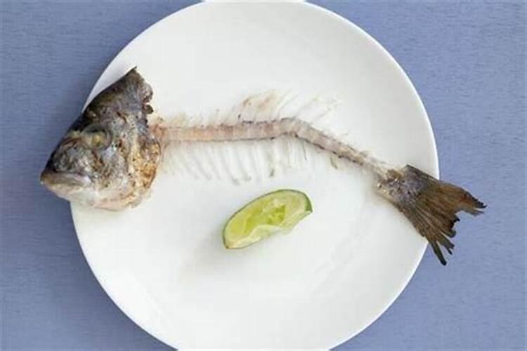 梦到吃鱼吐刺是什么意思？