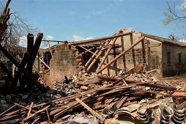 梦见龙卷风房倒屋塌