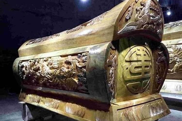 梦到大红棺材是什么意思？