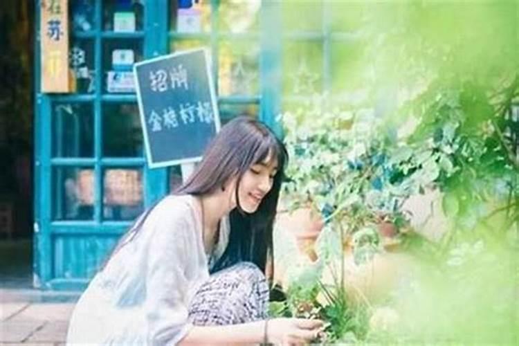 梦见熟悉的妇女跟着自己