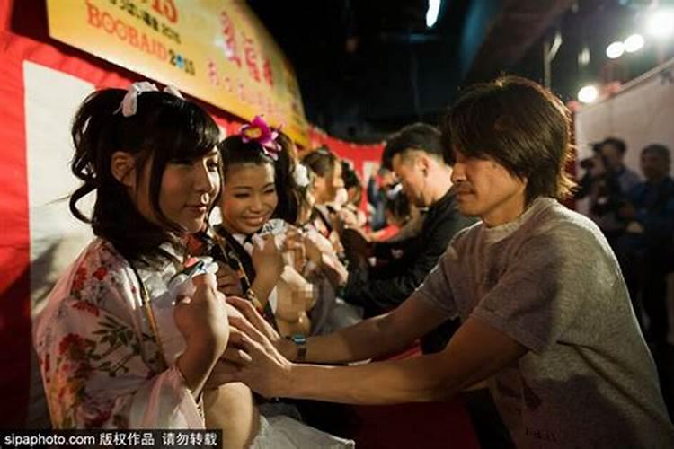 梦见陌生男子摸自己的胸