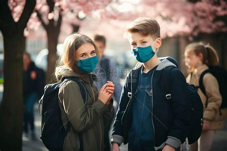 梦见很多人在一起戴口罩？