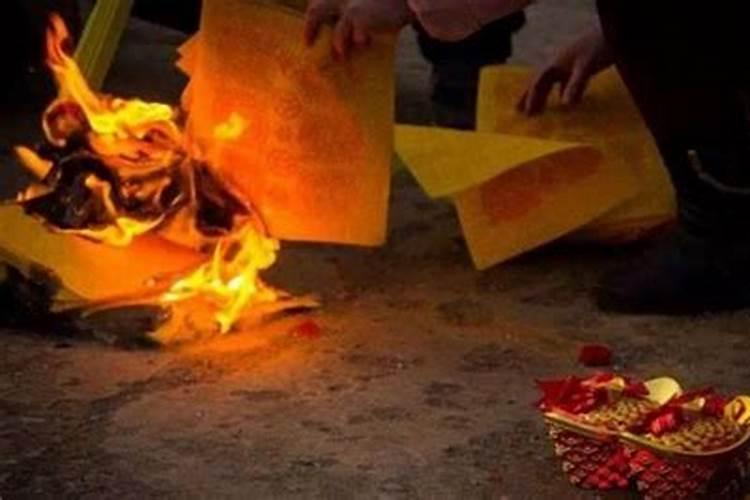 广东中元节路边烧纸