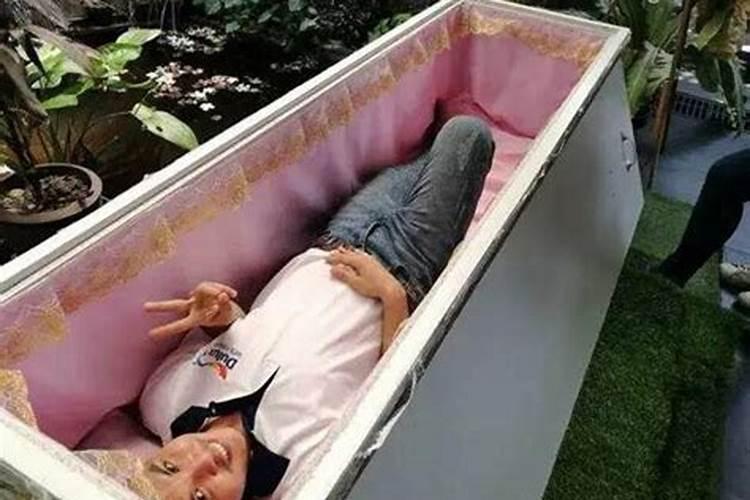 梦见老人死后在棺材里活过来