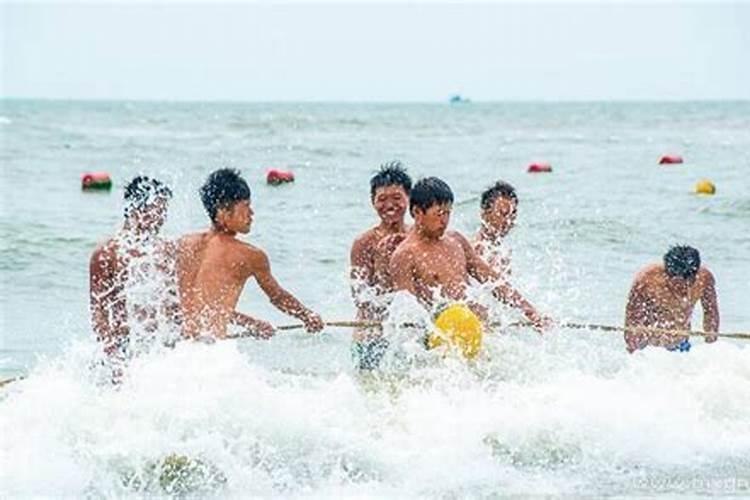 梦见很多人在一起淋浴？