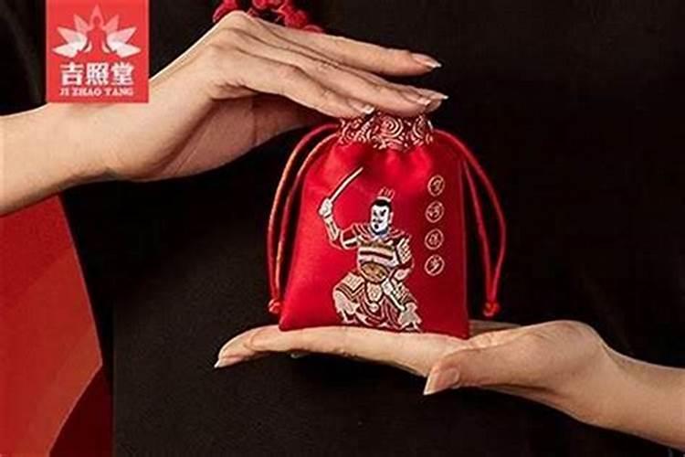 带什么化解冲太岁？