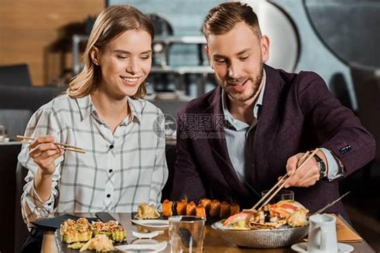 梦到女友和别的男的在一起吃饭