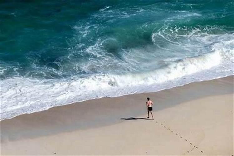 梦见大海波涛汹涌自己站在高处