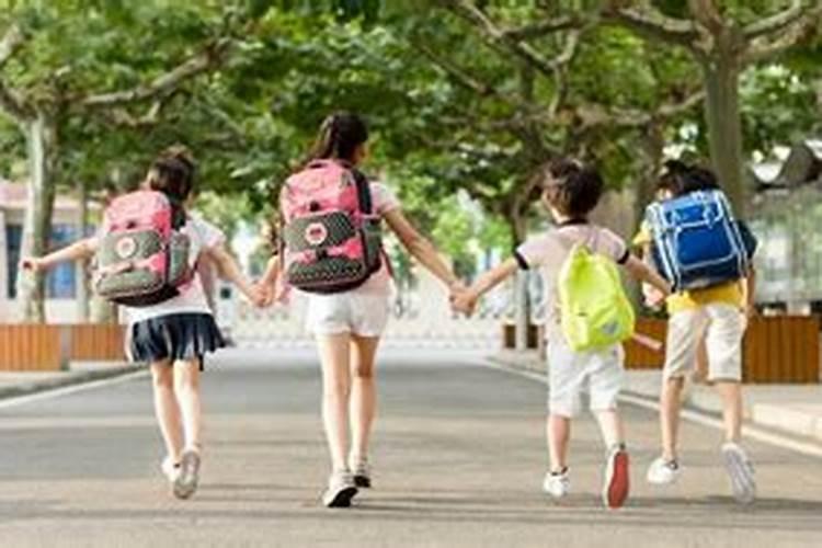 梦见回到学生时代上学迟到的学校