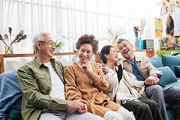 梦见和老人笑着聊天