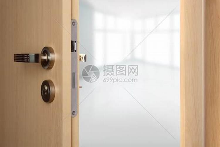 开着门在家里做法事