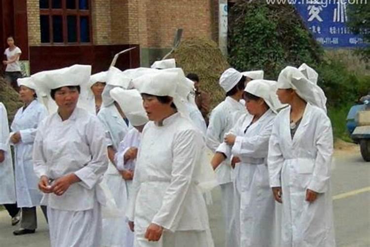 梦见别人穿孝衣什么意思？