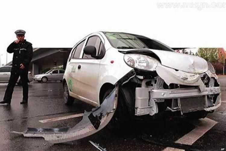 梦见车祸胳膊掉了一只