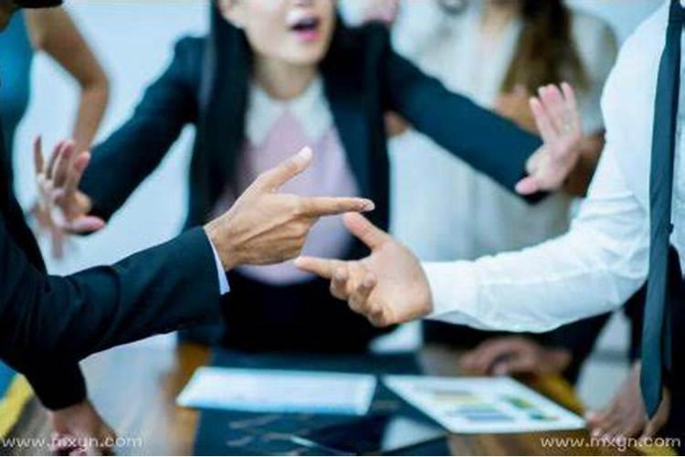 梦见讨厌的人纠缠自己什么意思？