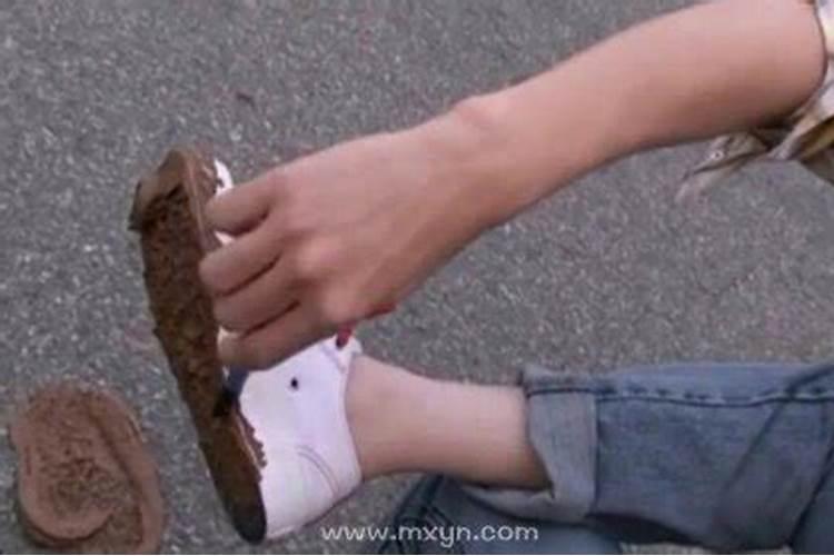 梦见踩到白骨什么意思周公解梦？