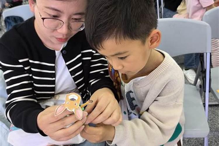 家长带着孩子做法事