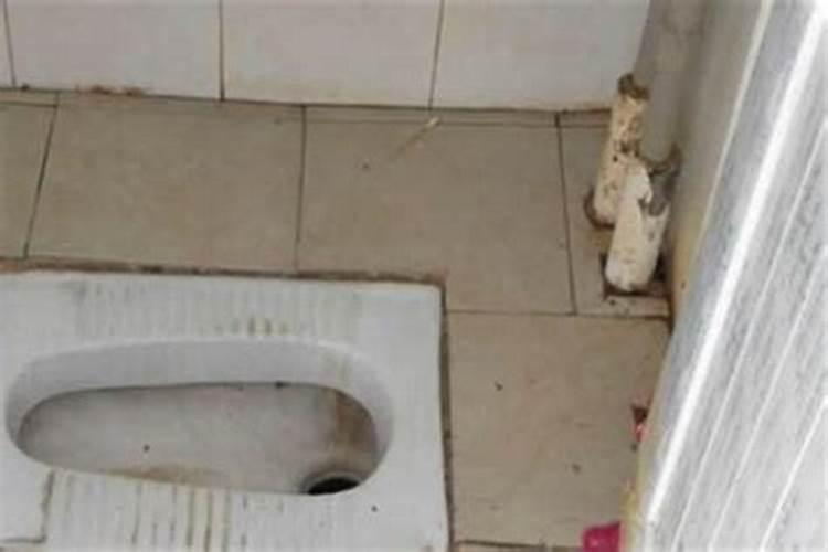 梦见上厕所很脏还粘到裤子上