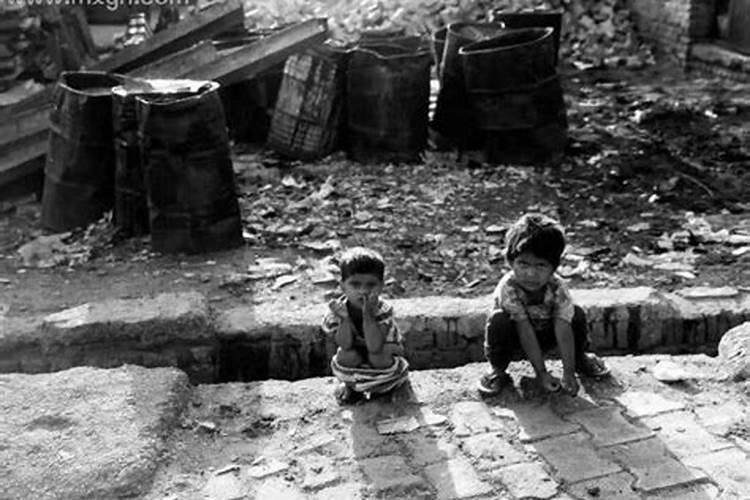 梦见漂亮的小男孩拉屎