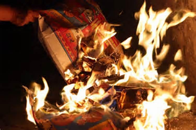 街道社区中元节看烧纸