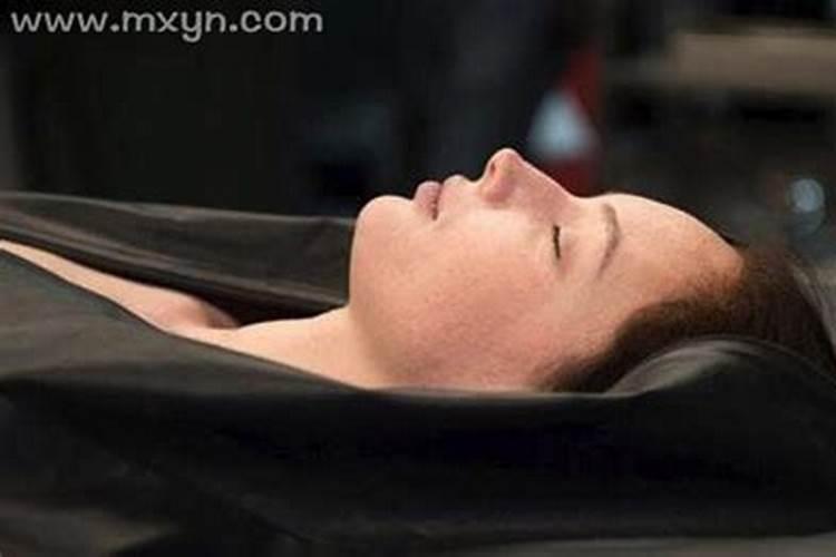 梦见很多死尸是什么意思？