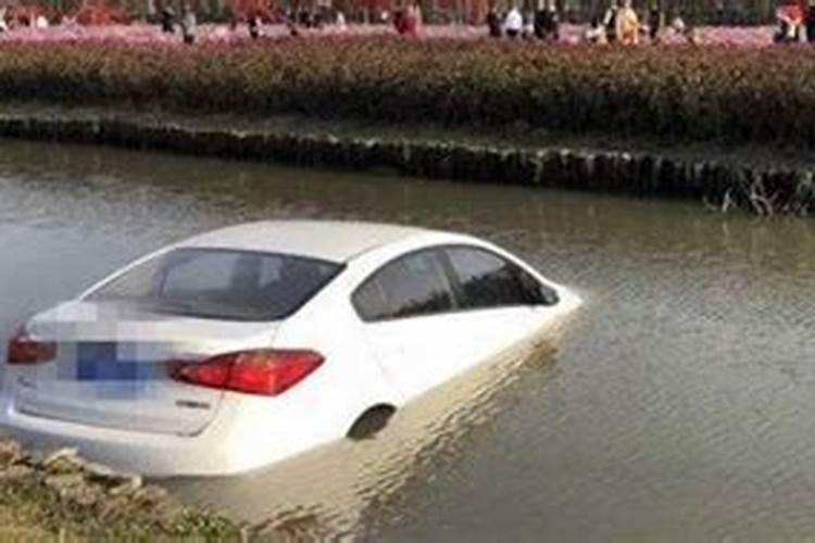 梦见弟弟弟媳吵架把车开进水里