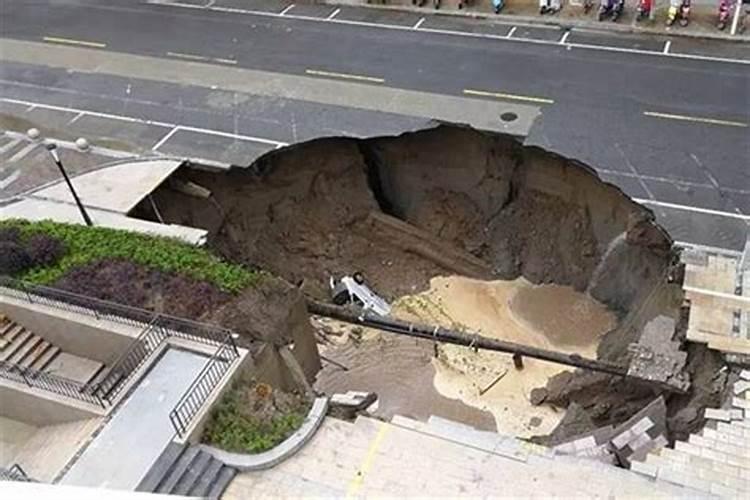 梦见墓地塌陷是什么意思？