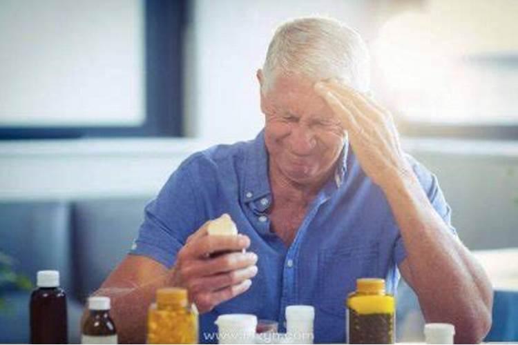 梦见老人生病吐血是什么意思？