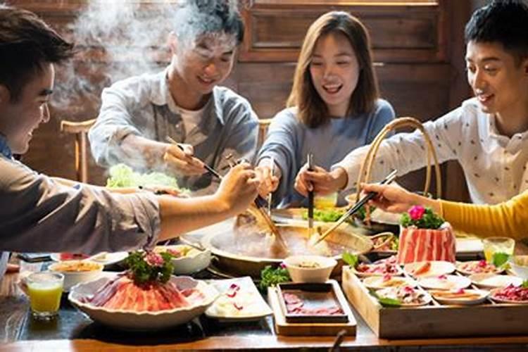 梦见好多亲人聚一起吃饭？