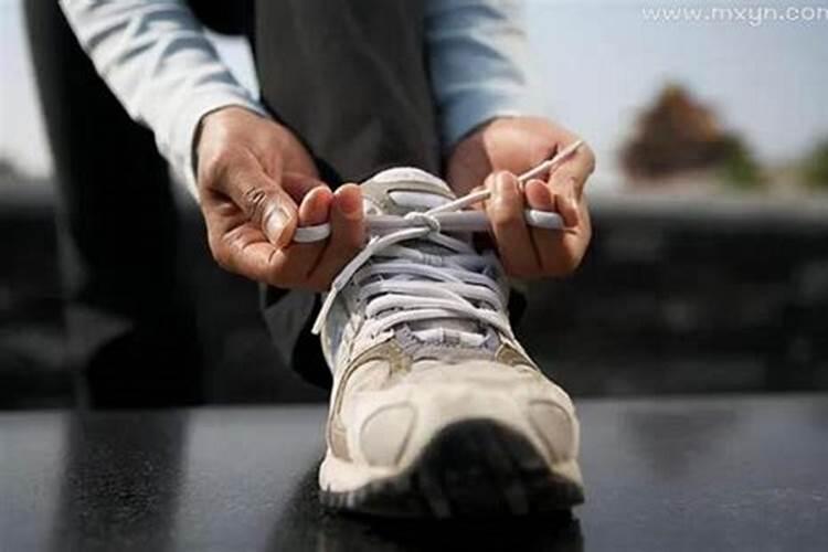 梦见别人穿新鞋是什么意思？