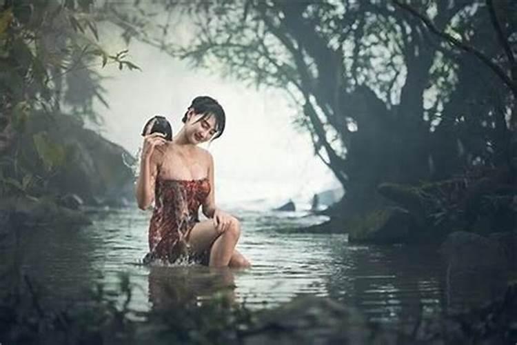 单身女人梦到自己洗澡