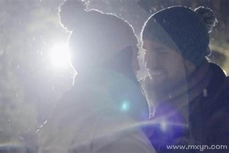 梦见和爱人亲热被发现