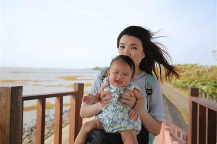 梦见抱小孩玩是什么预兆？