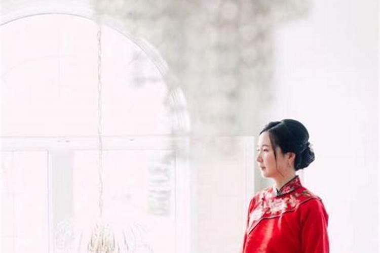 梦见穿红色婚服是什么意思？