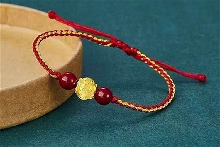 本命年女性红绳戴在哪只手？